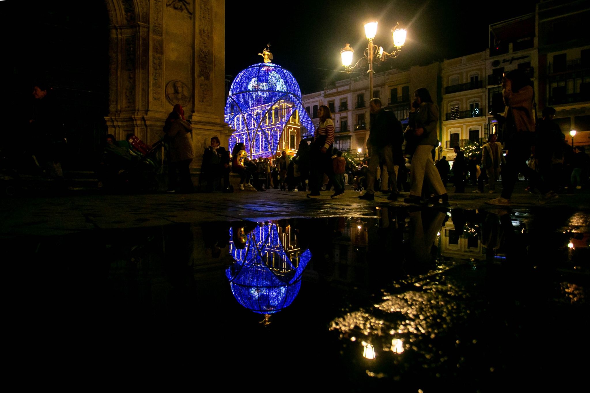 Una imagen de la plaza de San Francisco, en Sevilla, iluminada esta Navidad, clave para los buenos datos en la bajada del paro en Andalucía.