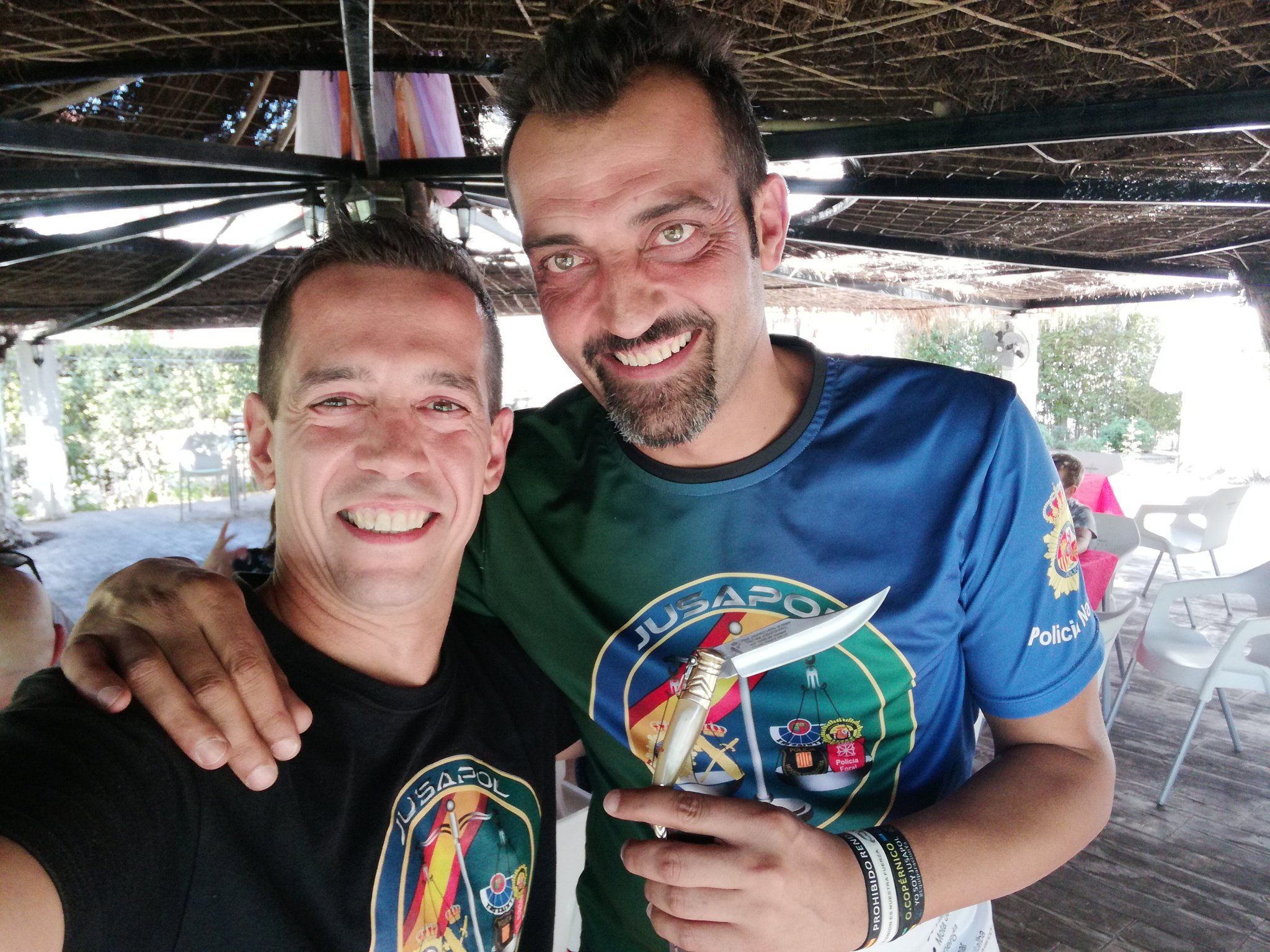 Alejandro León, portavoz de Jusapol, mostrando la navaja que le regalaron. FOTO: Twitter Jandro Lion