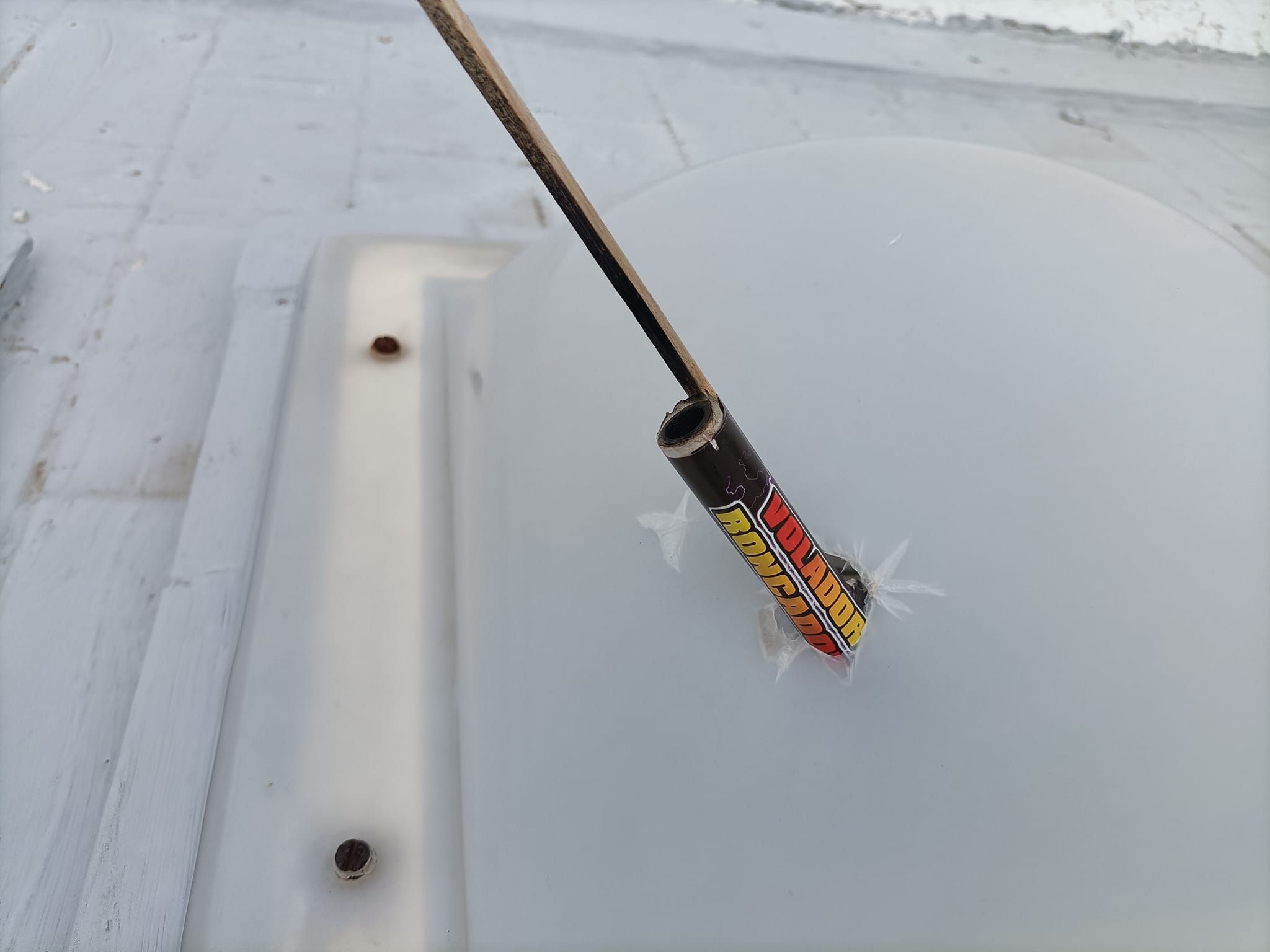 Tiran un petardo al tejado de un vecino de Chiclana. Tiran un petardo al tejado de un vecino de Chiclana.