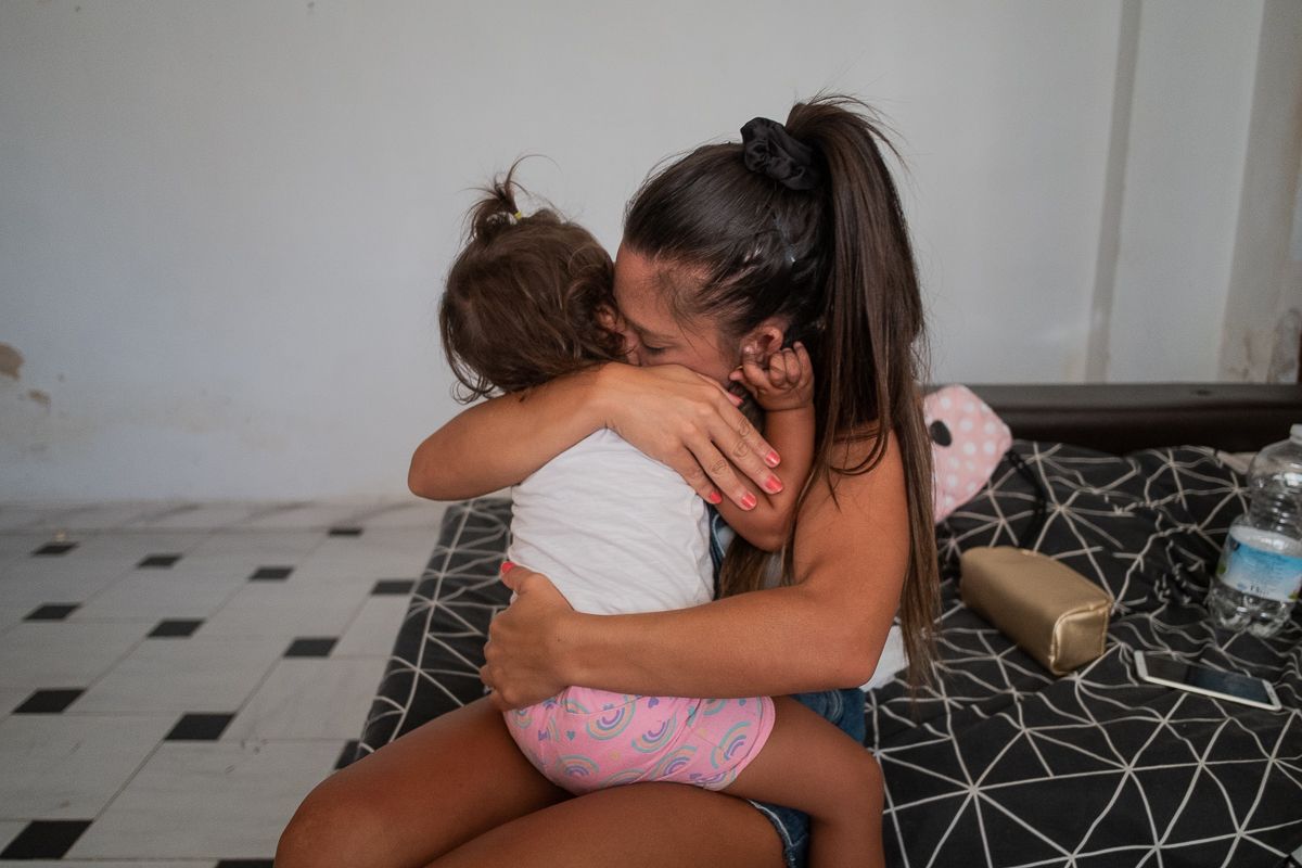 Rocío Amaya, con su hija de dos años, en la vivienda que ocupa en el Polígono. FOTO: MANU GARCÍA