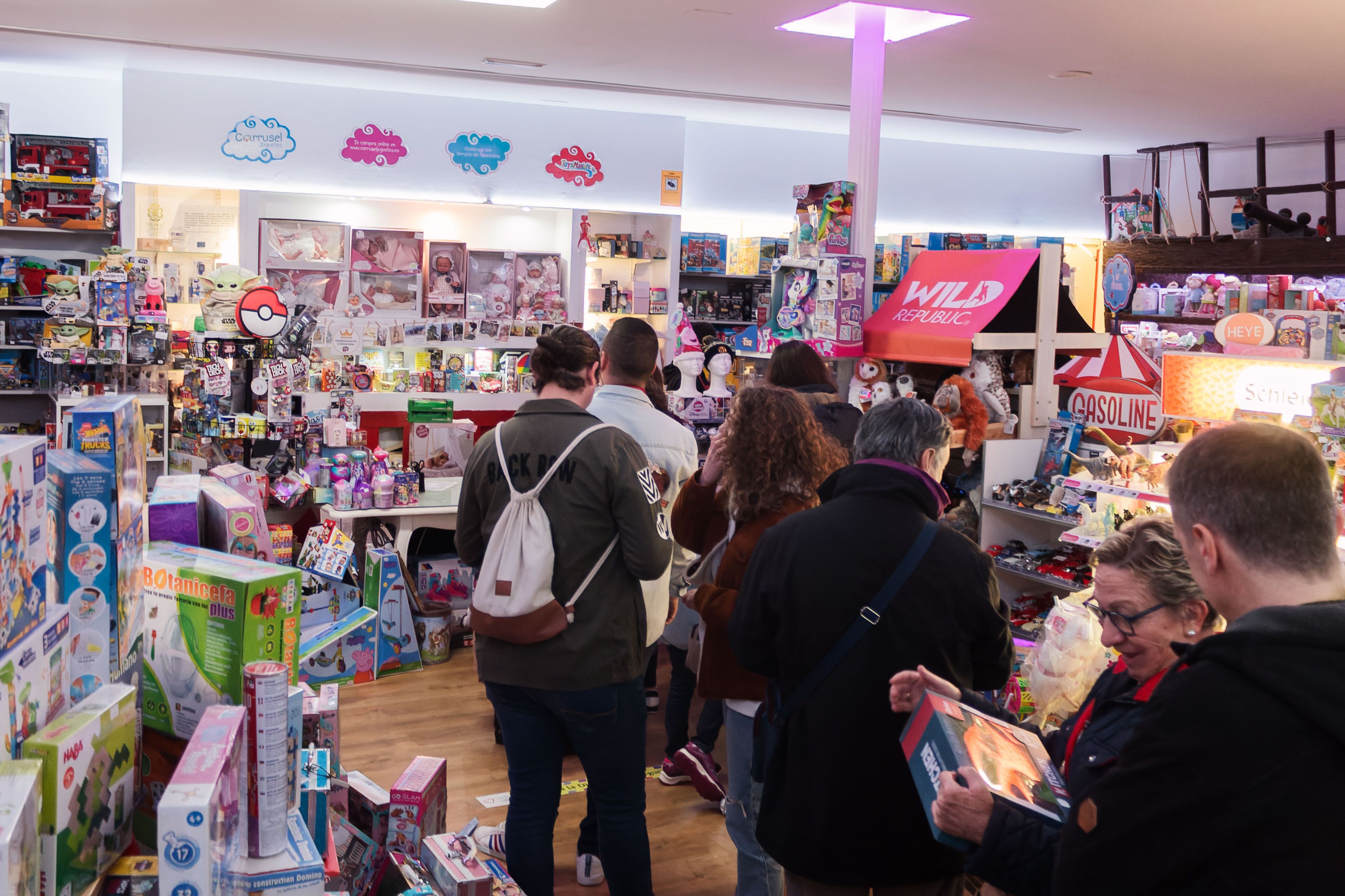Cola de clientes en la juguetería El Carrusel.