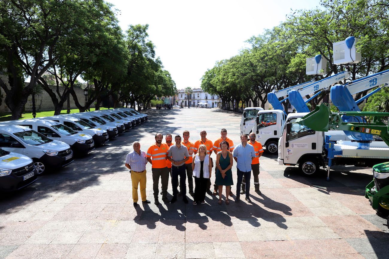 La alcaldesa Mamen Sánchez y el teniente de alcaldesa José Antonio Díaz, con la nueva maquinaria de parques y jardines.