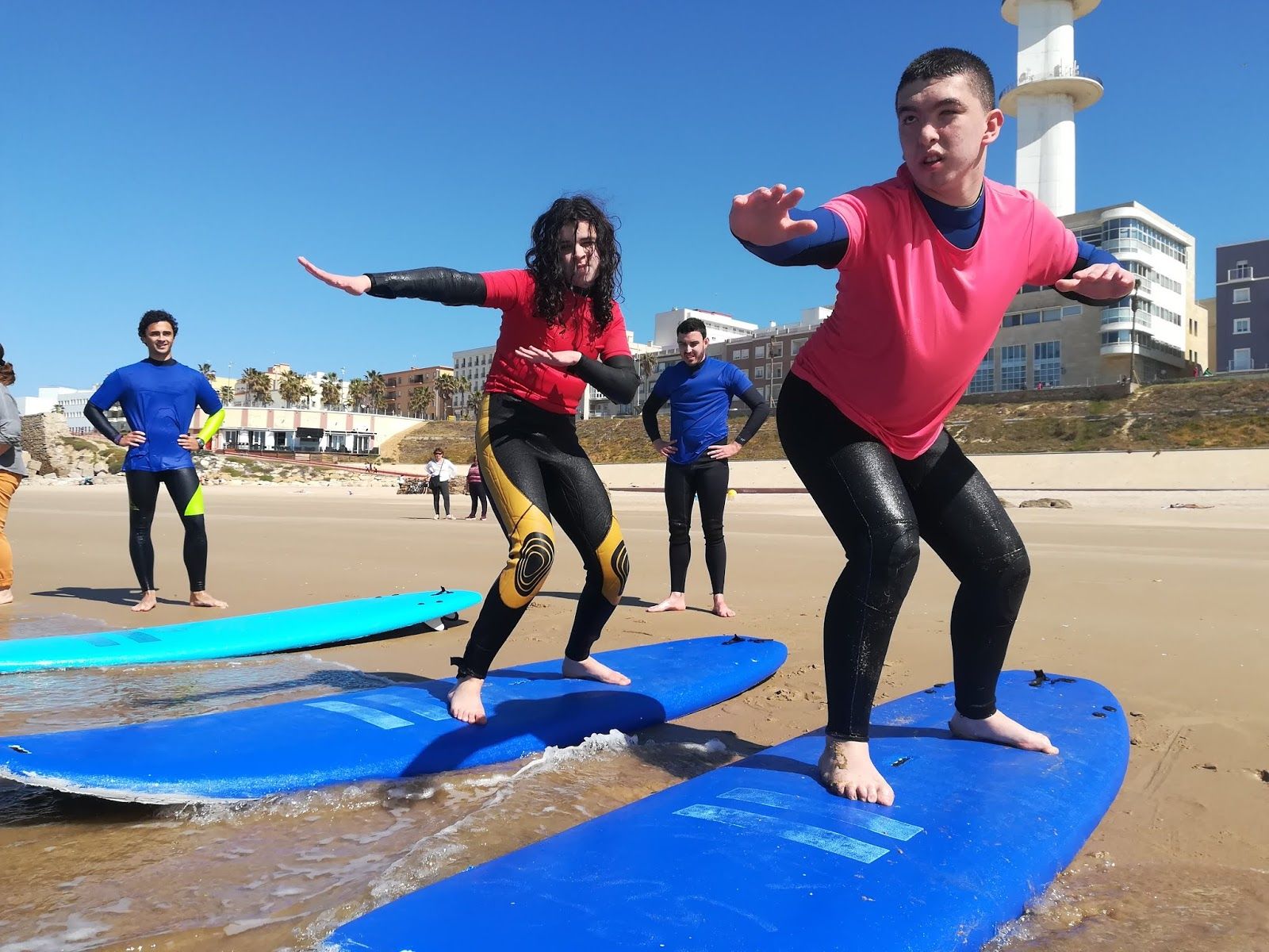 Una de las clases colectivas para menores en la Asociación Solo Surf. FOTO: Solo Surf