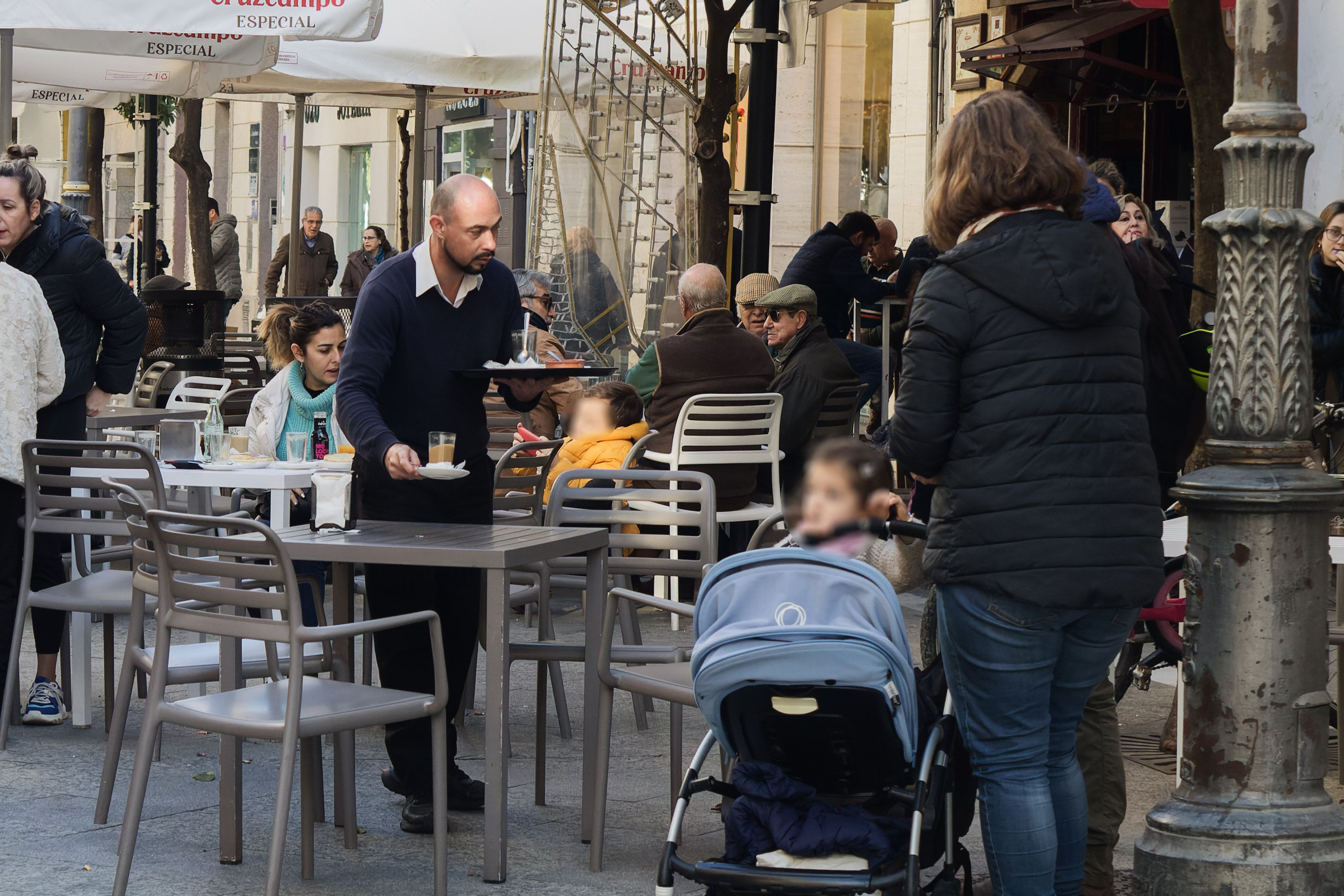 El paro vuelve a bajar en Andalucía con gran importancia del sector servicios. En la imagen, un camarero en una terraza.