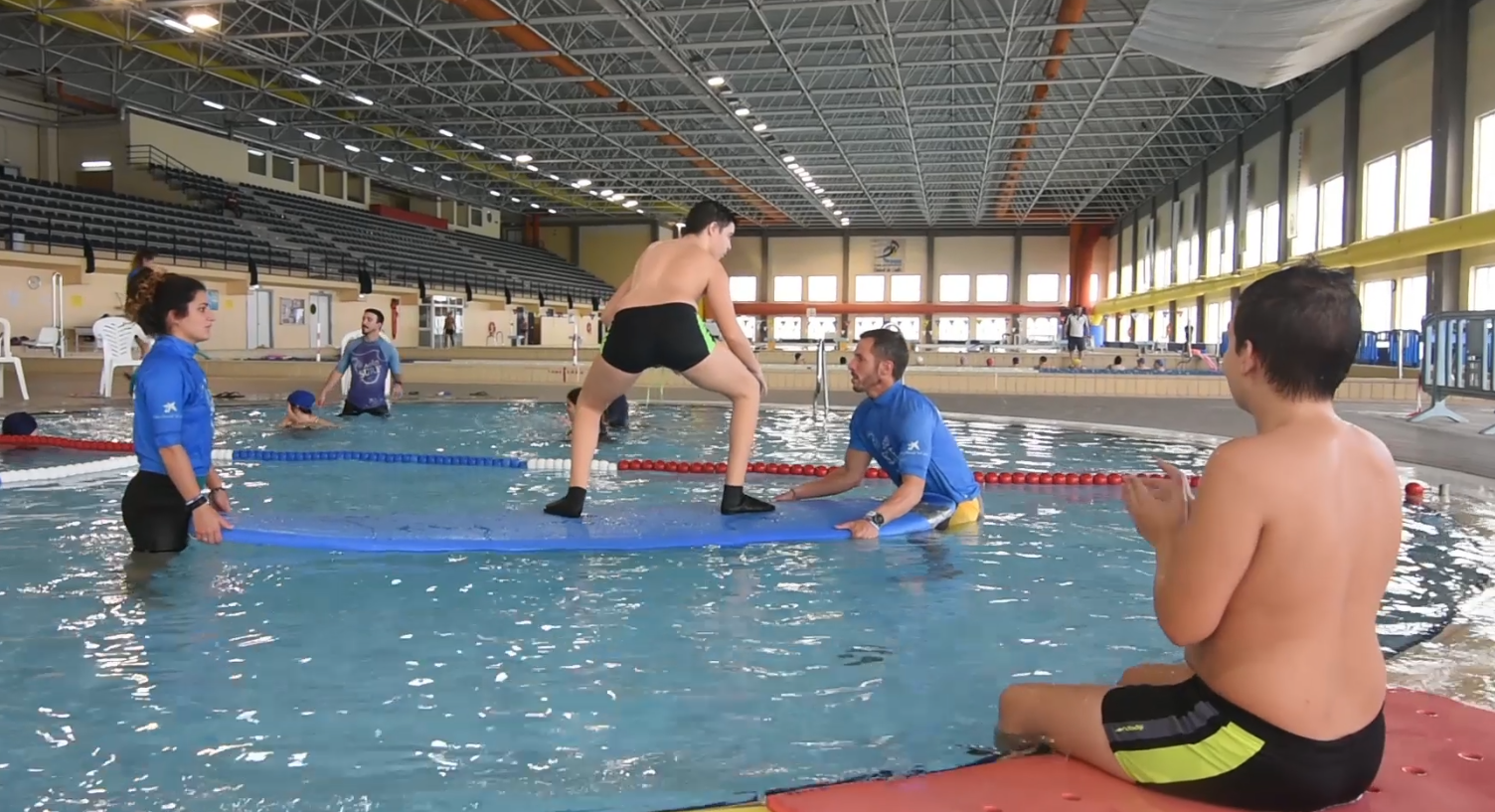 Una clase de la Asociación Solo Surf en piscina. FOTO: Solo Surf