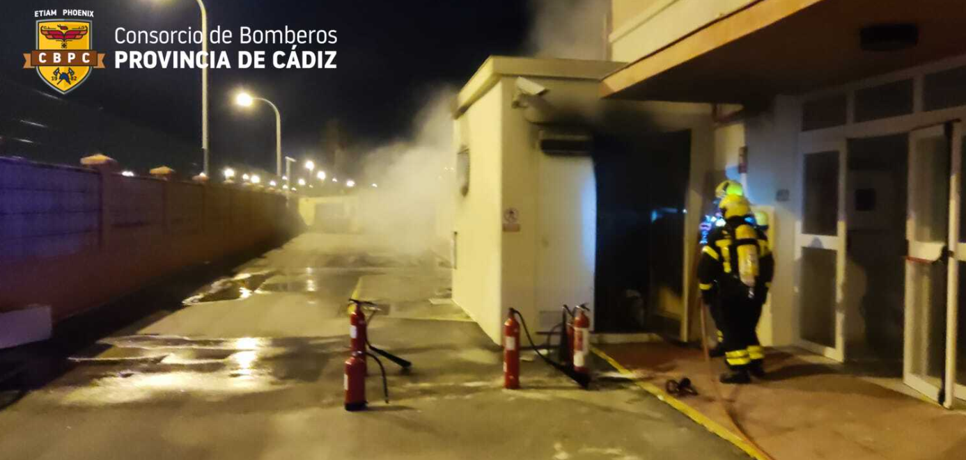Imagen del incendio producido en la residencia militar de La Cortadura en Cádiz.