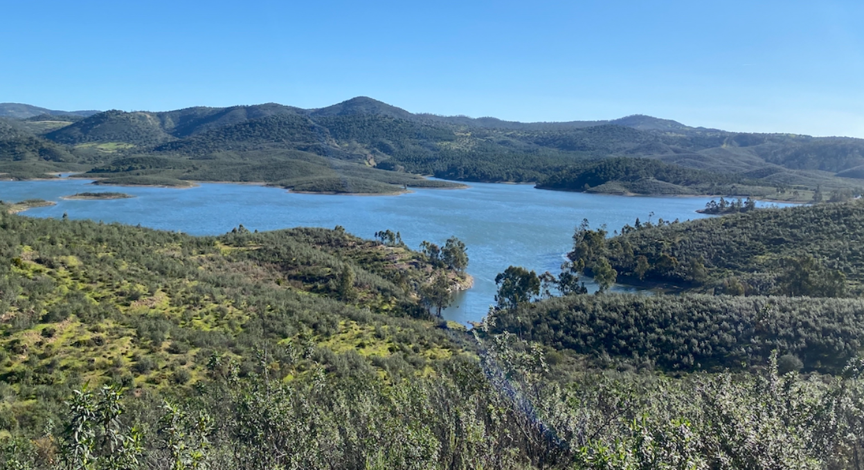 Imagen del embalse de Jarrama, uno de los que abastecerá de agua a las poblaciones del sur y la sierra de Sevilla.