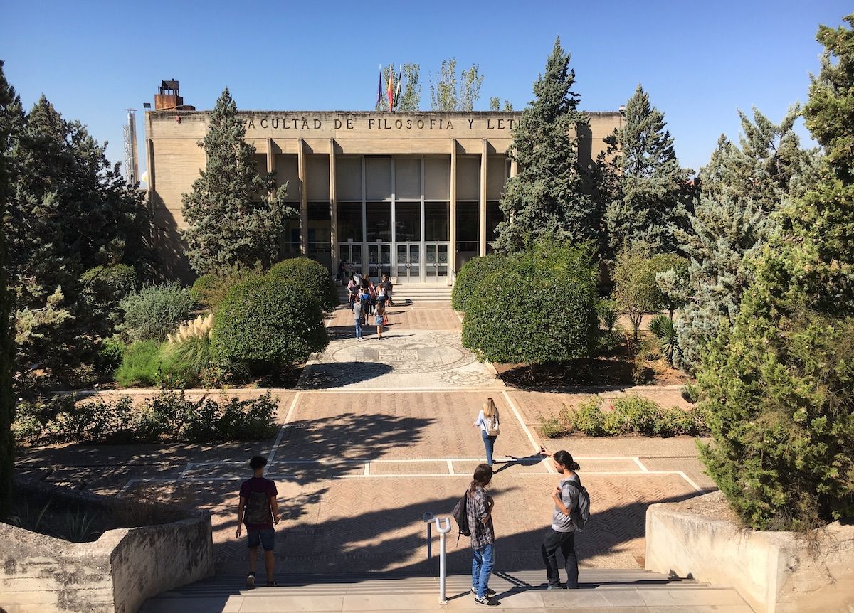 Facultad de Filosofía y Letras de la Universidad de Granada. FOTO: ANDREUVV