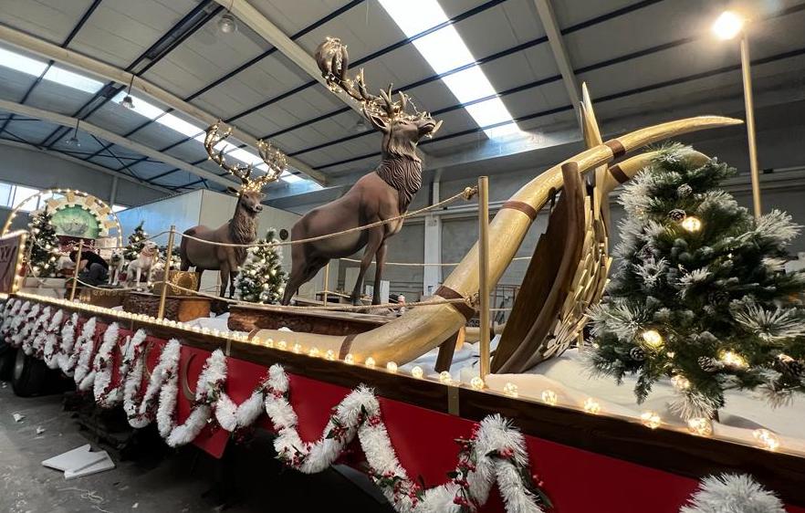 La carroza dedicada a la caza que desfilará en la cabalgata de Badajoz.