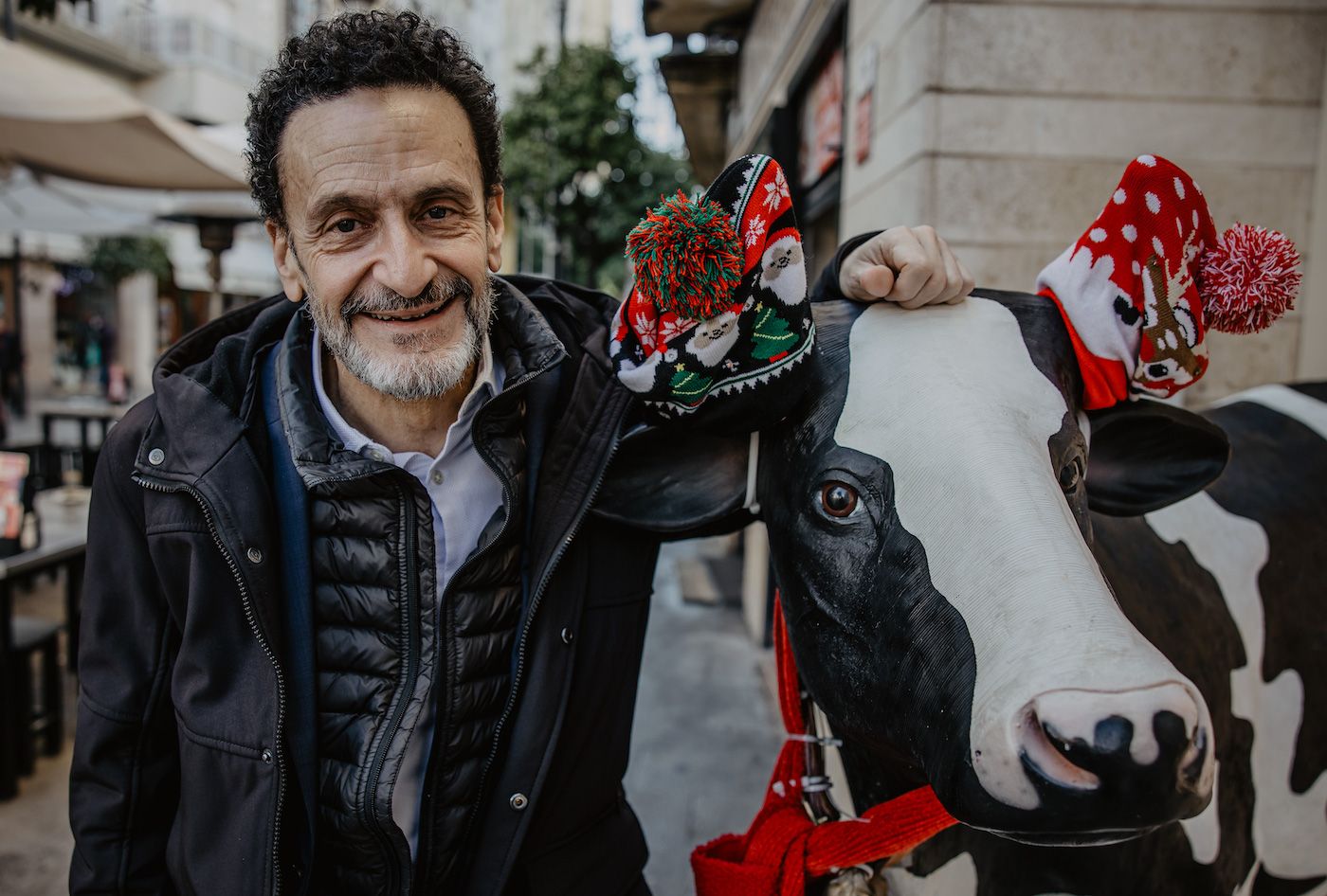 Edmundo Bal, posando con una vaca decorativa, en plena calle Lancería de Jerez.