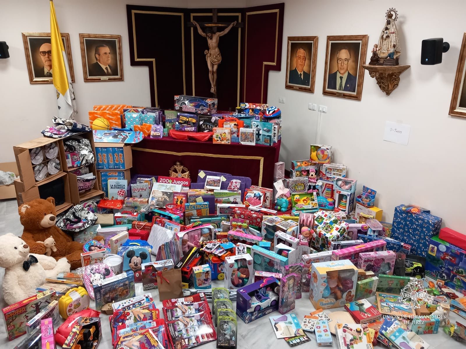 Los ‘Reyes Magos’ de la Unión de Hermandades de Jerez repartirán casi medio millar de juguetes. En la imagen, el resultado de la campaña en la sede del Consejo.