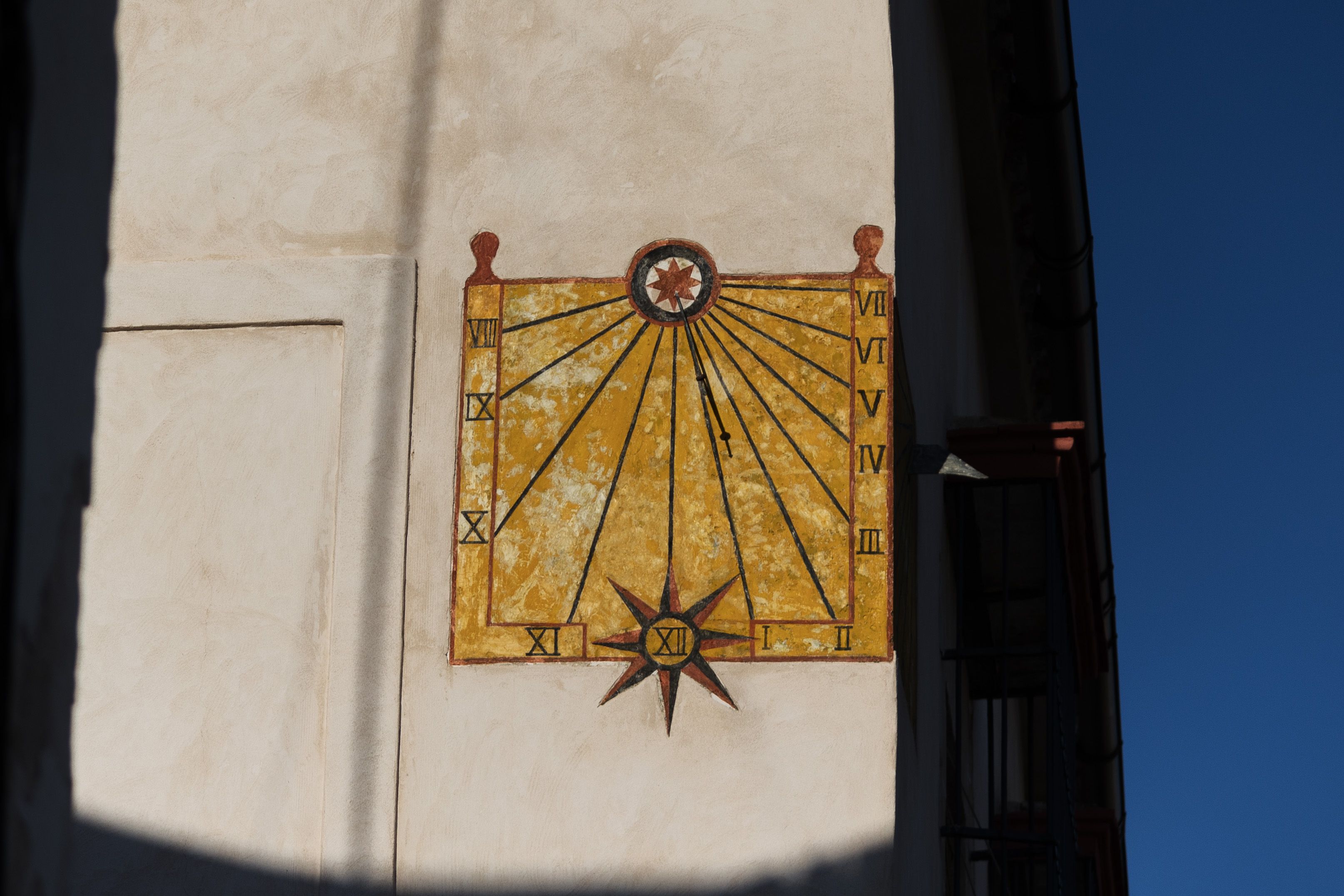 Detalle de los relojes solares recientemente restaurados. 