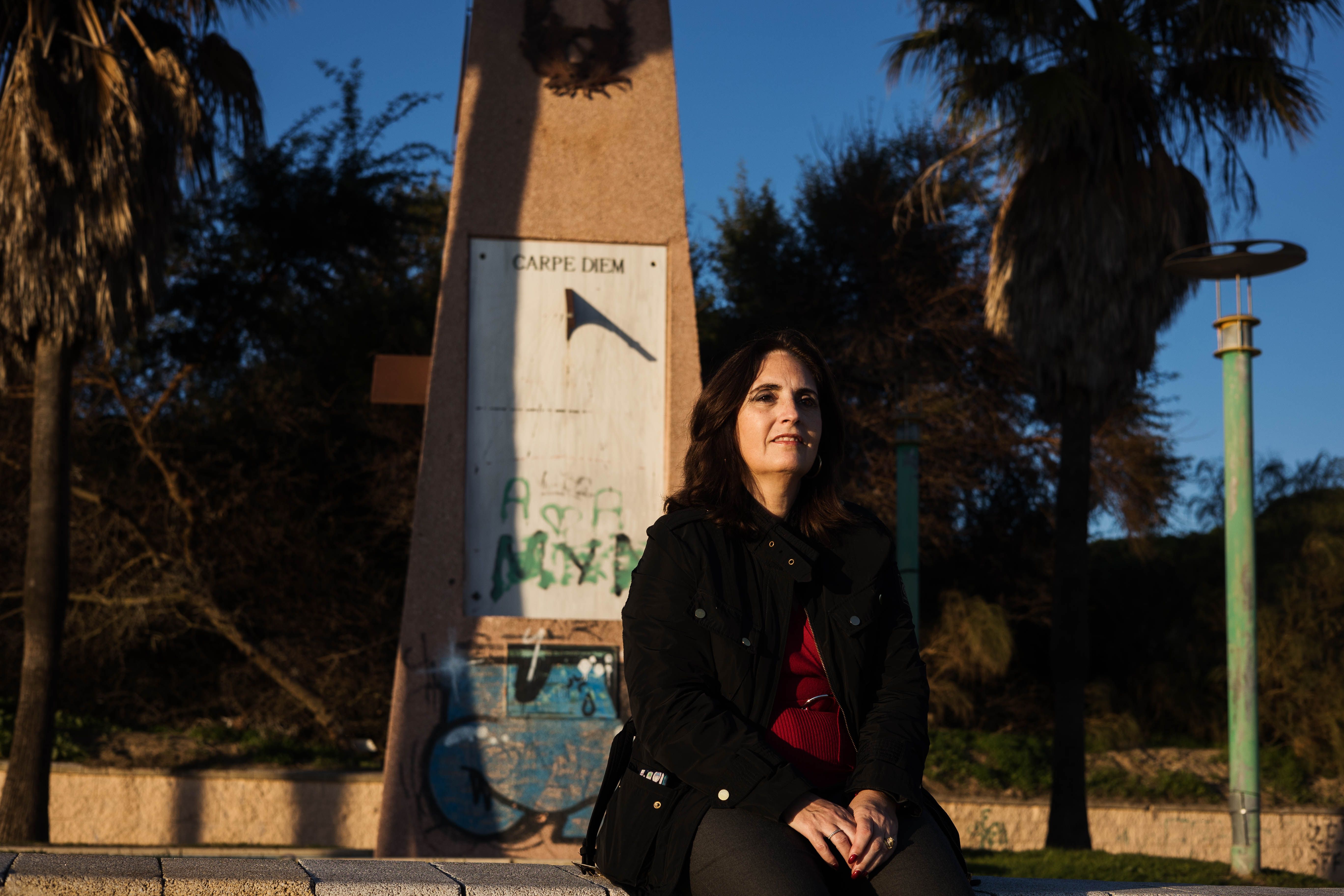 La granadina Isabel Suárez delante de los relojes solares vandalizados en La Puntilla, en El Puerto.