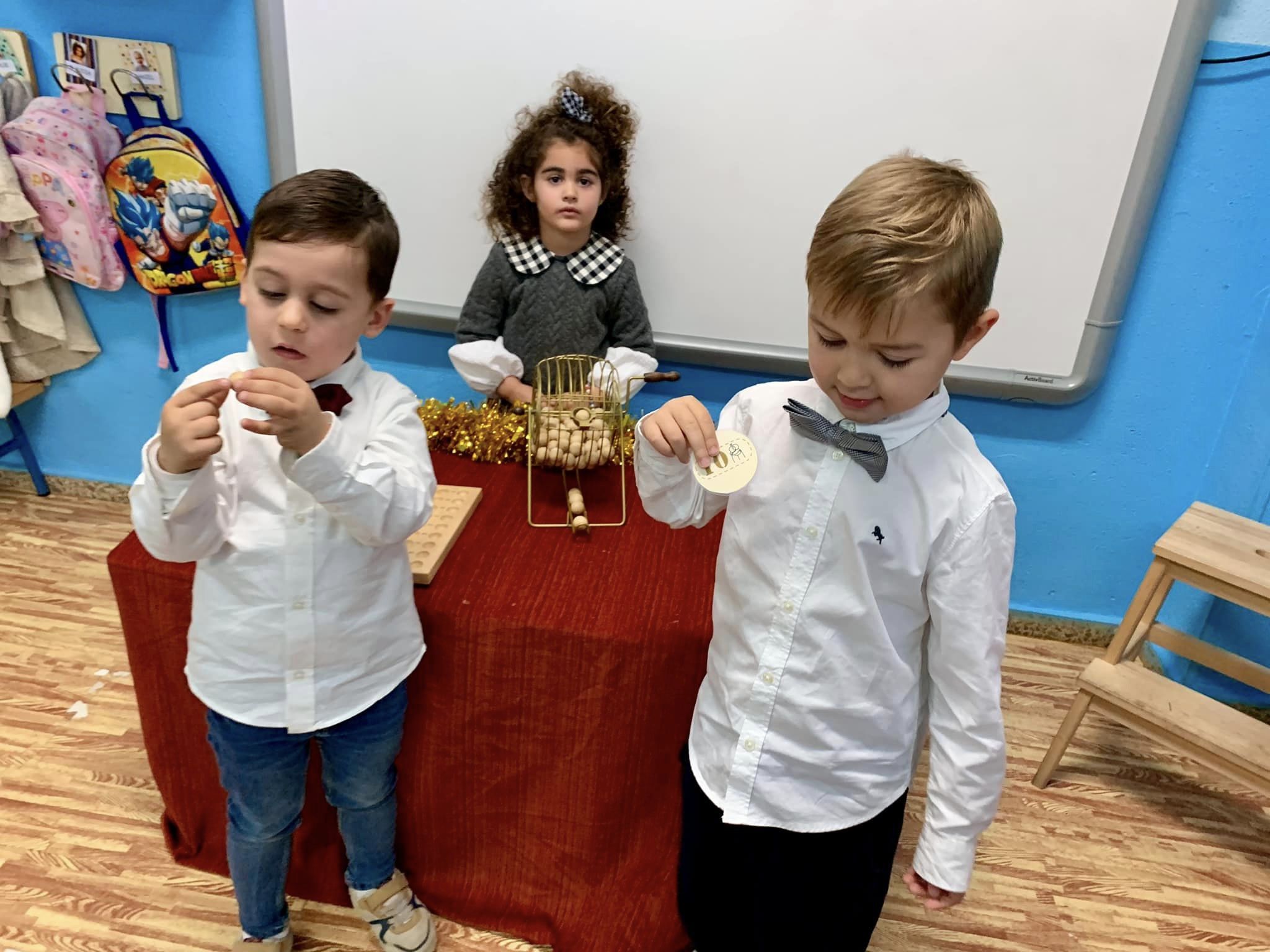 Este colegio de Alcalá de los Gazules recrea el sorteo de la lotería de Navidad. FACEBOOK Este colegio de Alcalá de los Gazules recrea el sorteo de la lotería de Navidad. FACEBOOK