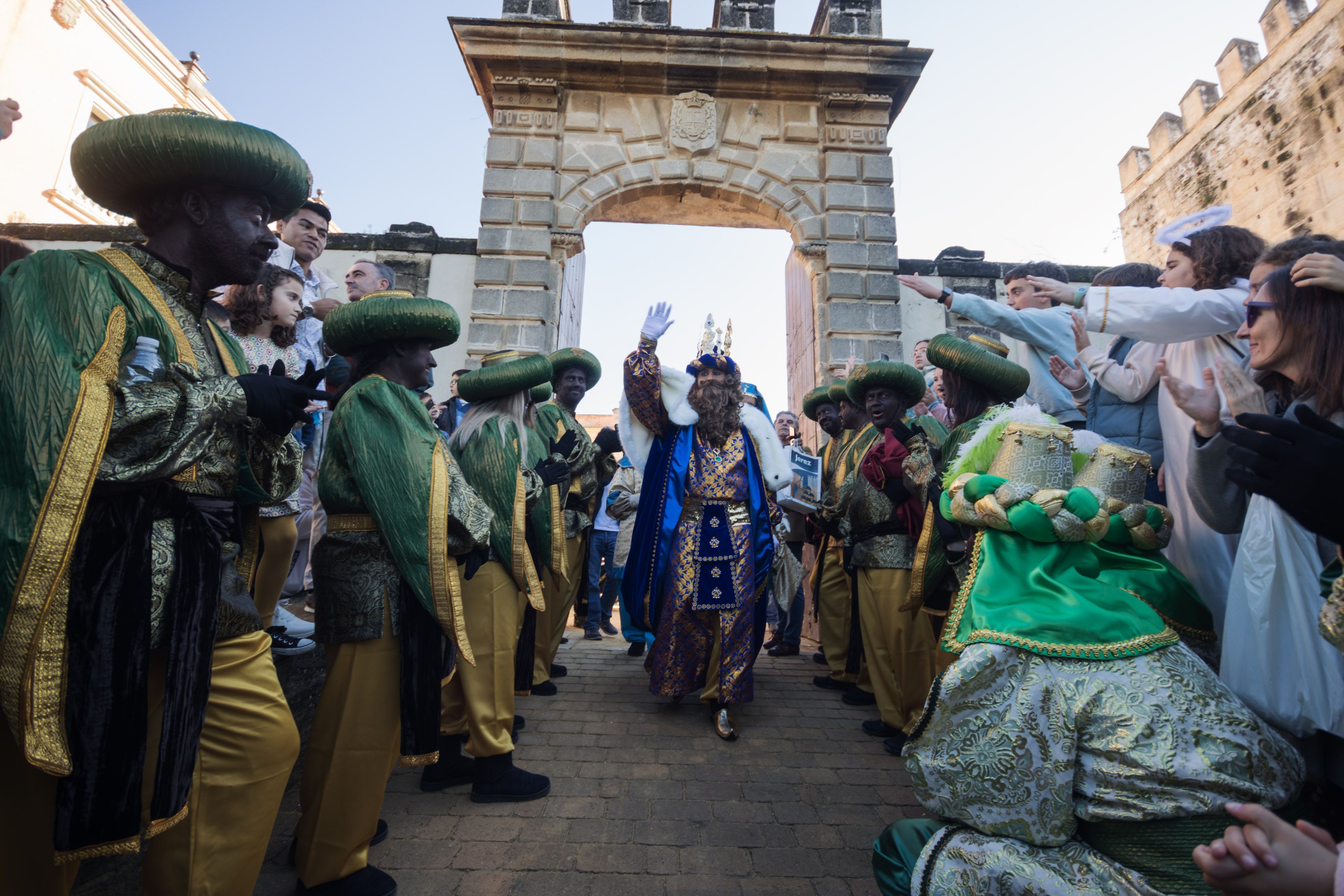 Coronación de los reyes magos y paseo por el centro hacia los claustros de Santo Domingo.