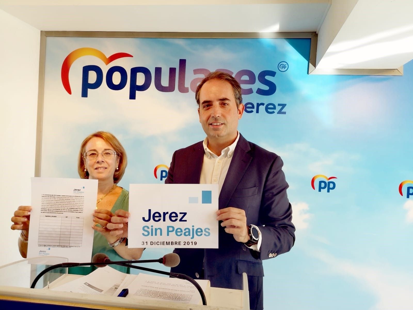 Antonio Saldaña mostrando la campaña sobre el peaje. FOTO: PP de Jerez