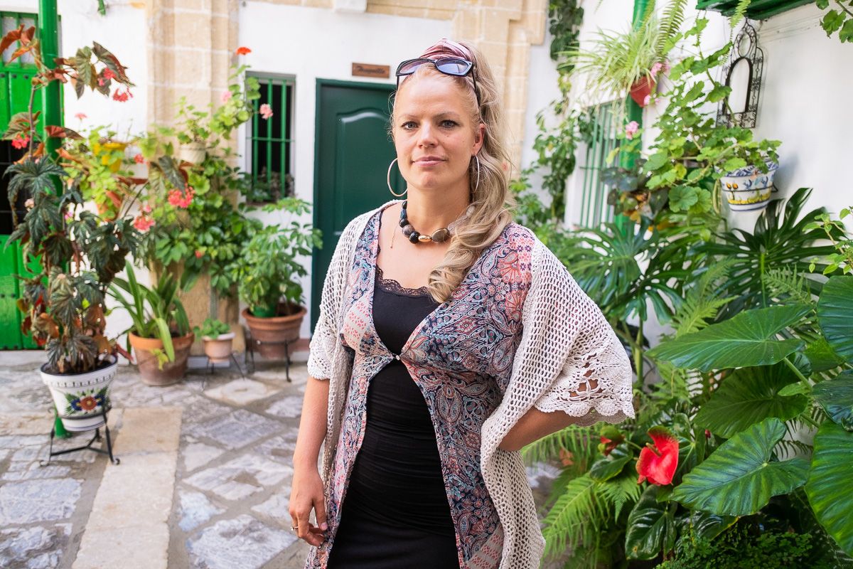 Kirstine Hastrup, posando para lavozdelsur.es, en los apartamentos donde se aloja en Jerez. FOTO: MANU GARCÍA