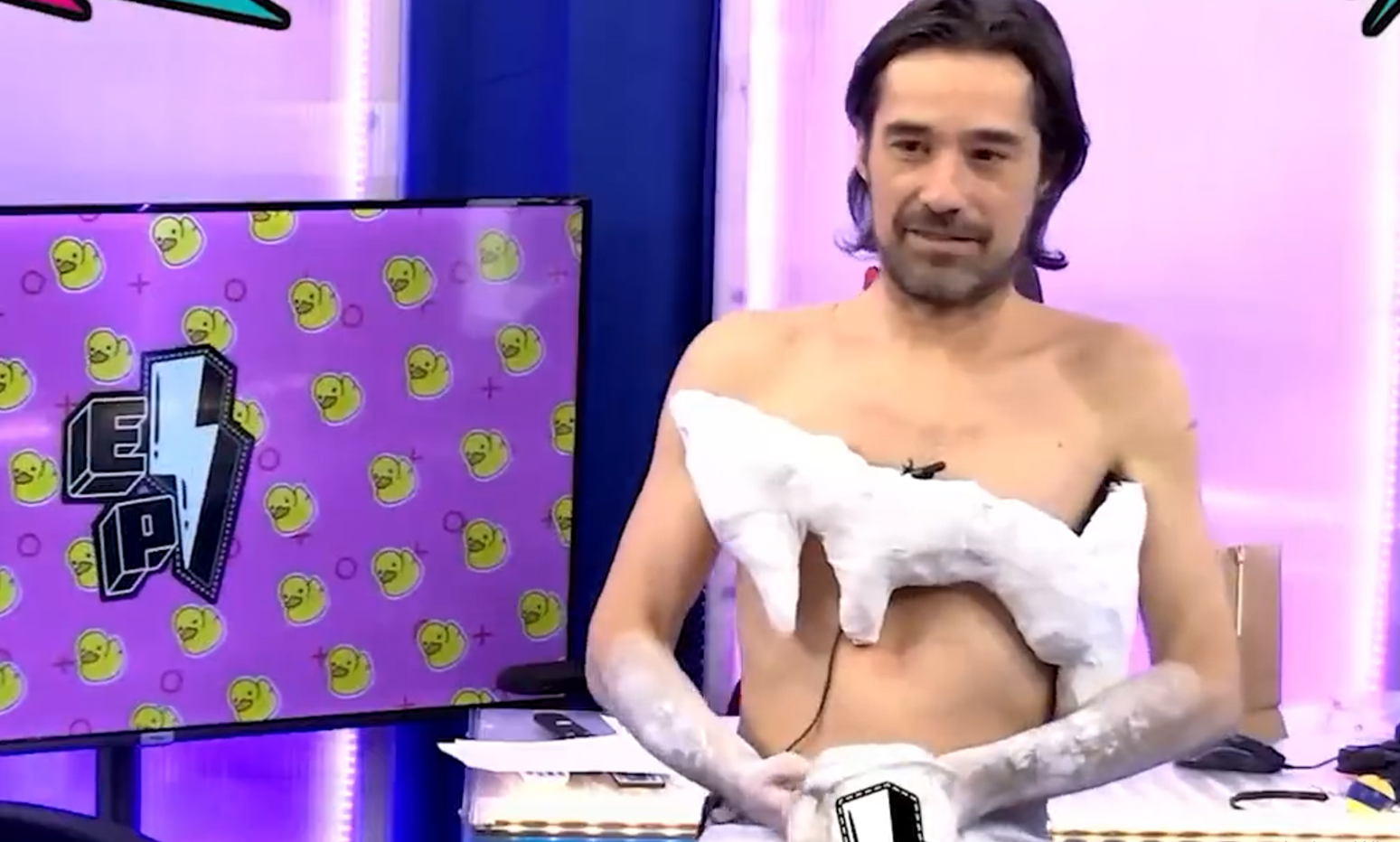 Jordi Cruz imitando el vestido utilizado por Cristina Pedroche en Nochevieja.