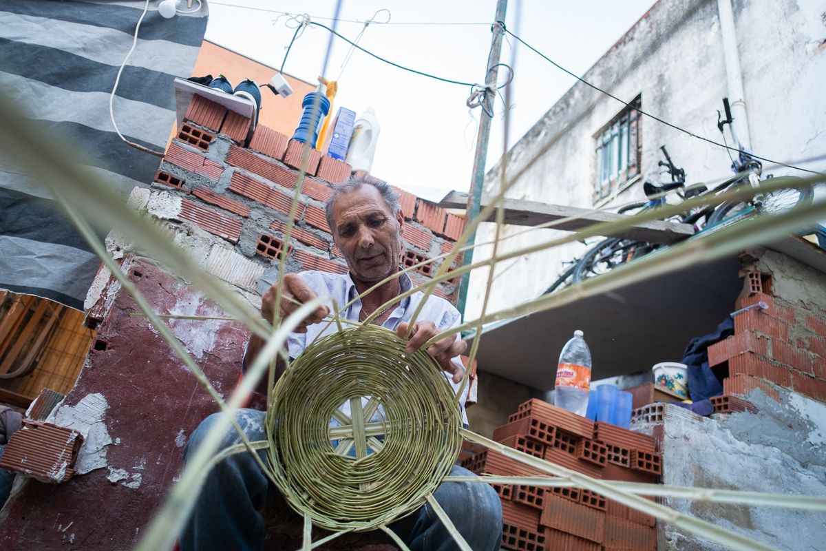 Ángel, durante la fabricación de una cesta. FOTO: MANU GARCÍA