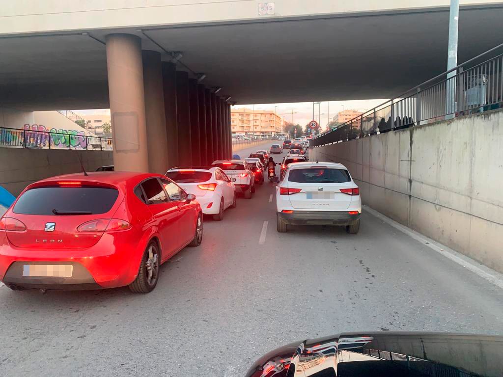 Atasco en el puente de la Avenida de la Pepa en Jerez para ver a la cabalgata de los Reyes Magos. 