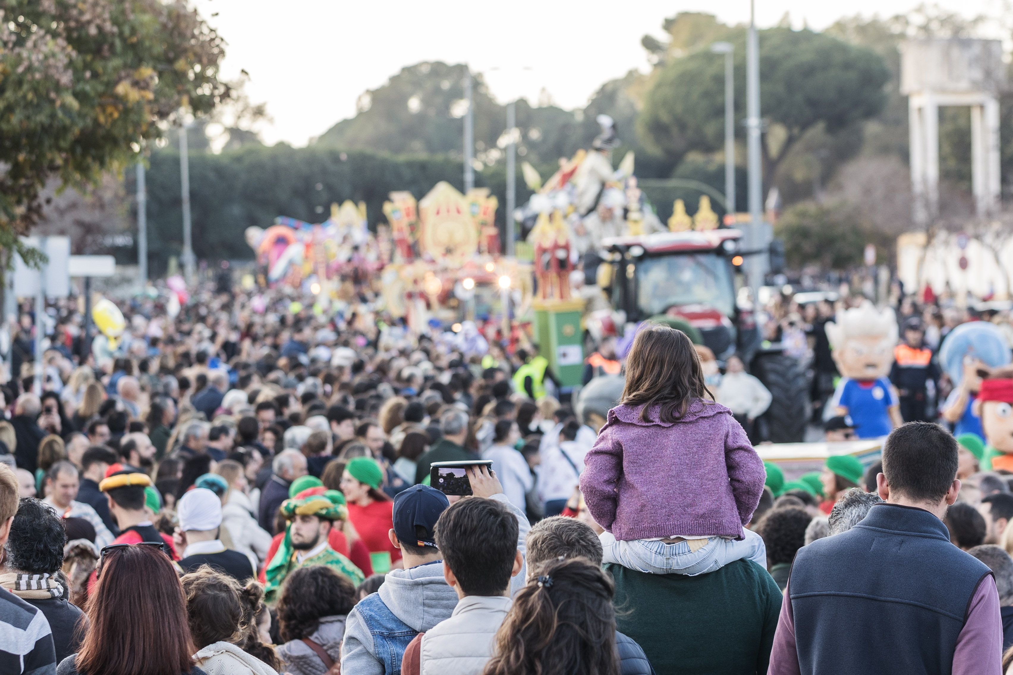 Cientos de personas disfrutando de la cabalgata de Reyes de Jerez.