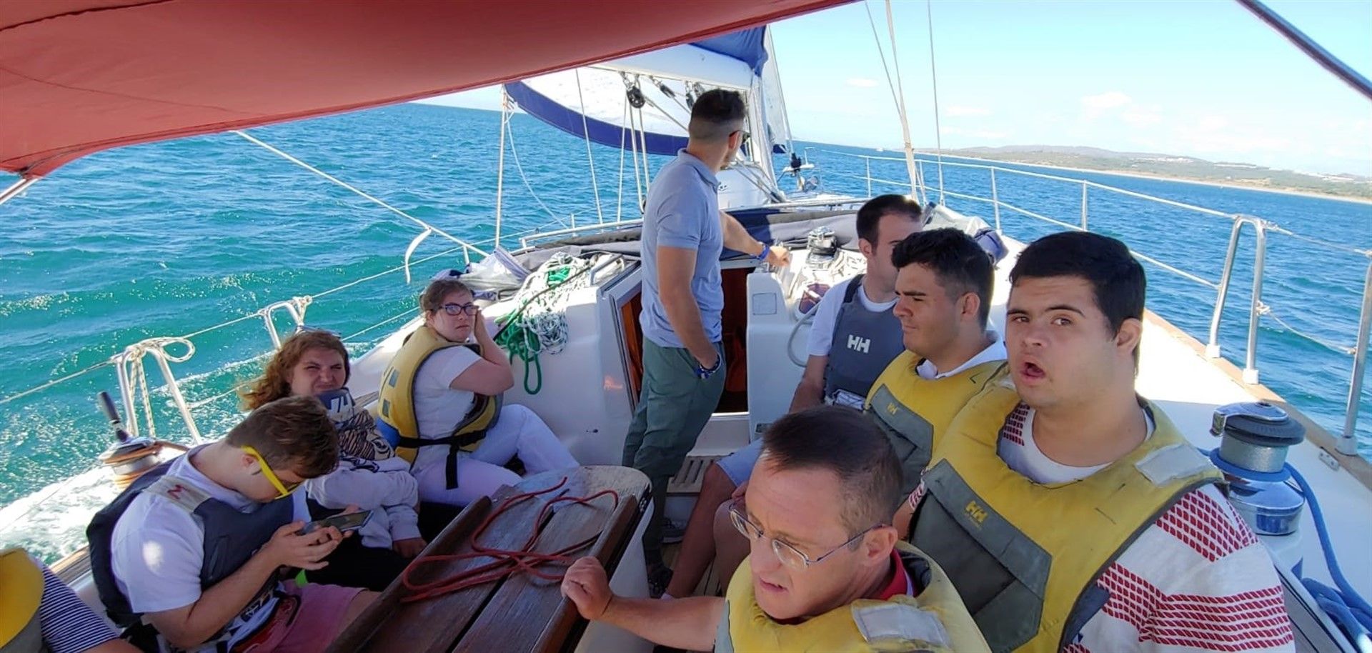 Imagen de uno de los cursos de vela adaptada en Sotogrande. FOTO: Puerto de Sotogrande