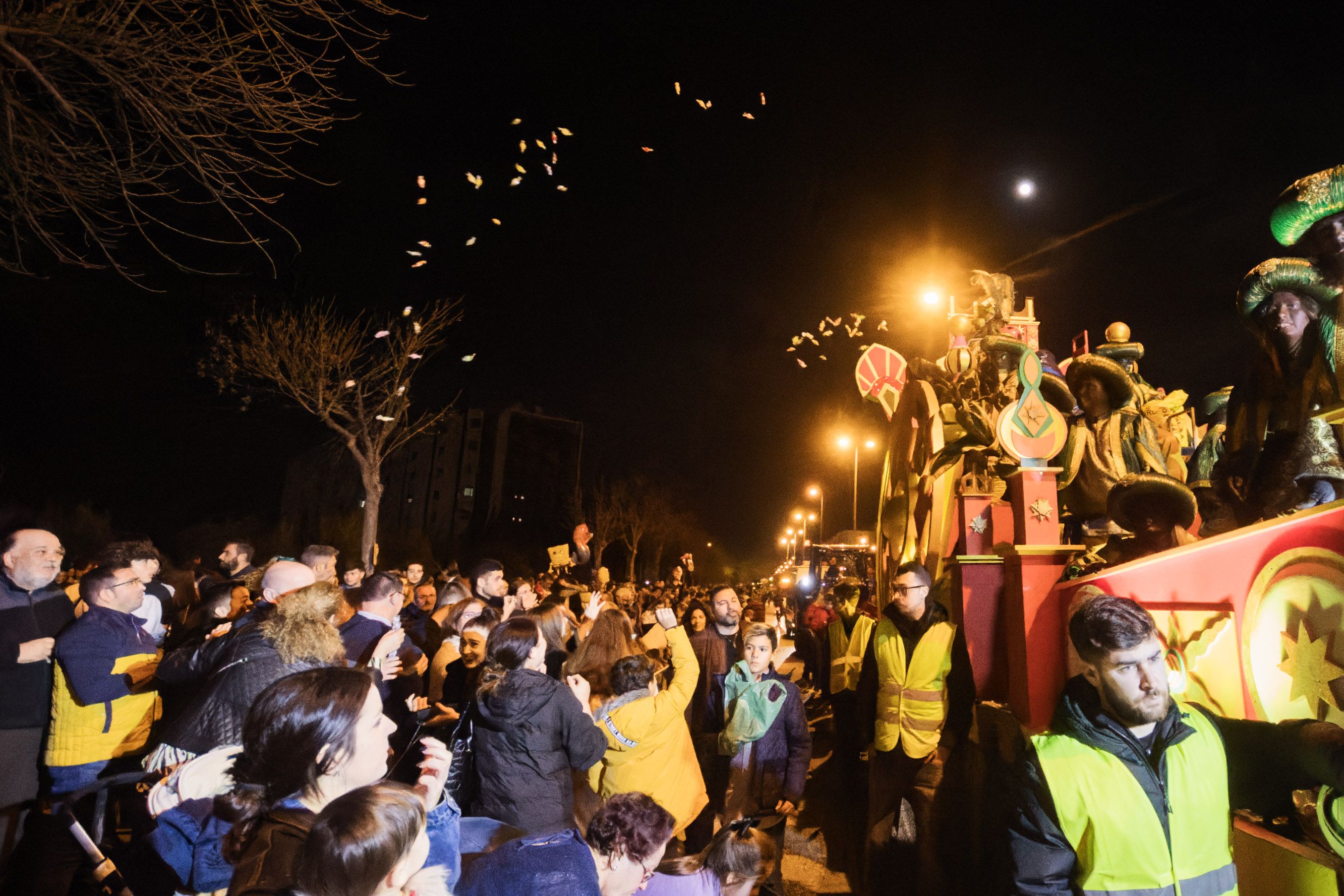 Lanzamiento de caramelos en la cabalgata de Reyes de Jerez.