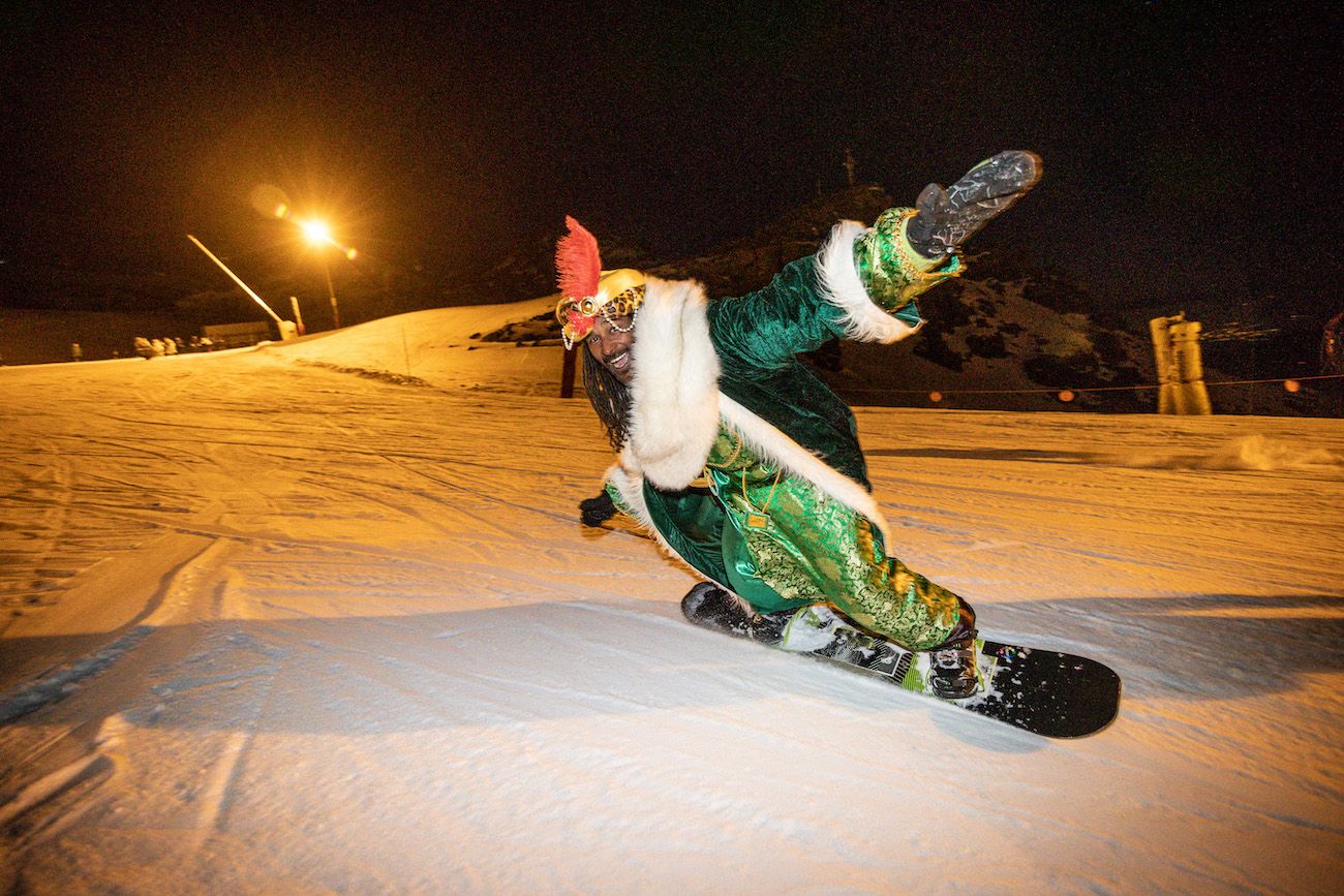 Baltasar, en snowboard, llegando a Sierra Nevada.