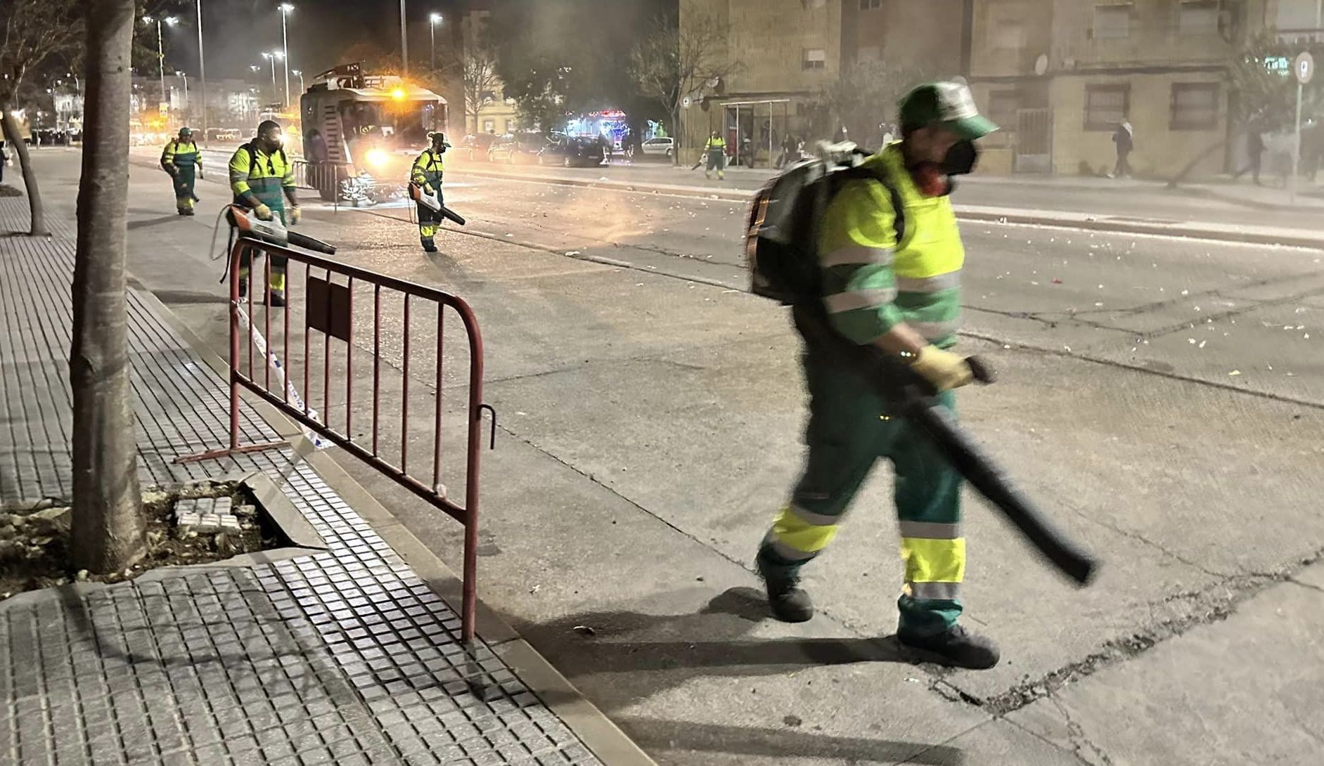 Operarios de limpieza, tras la cabalgata.