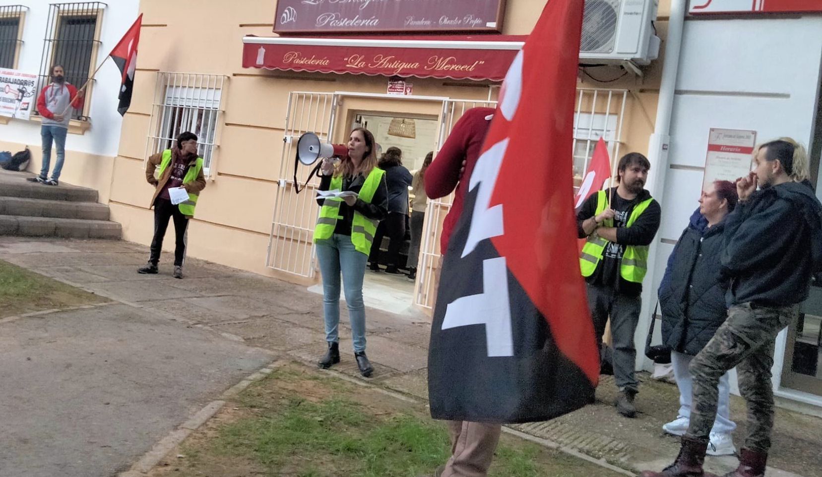 Miembros de CNT, concentrados frente a la pastelería que despidió a un trabajador del sindicato.