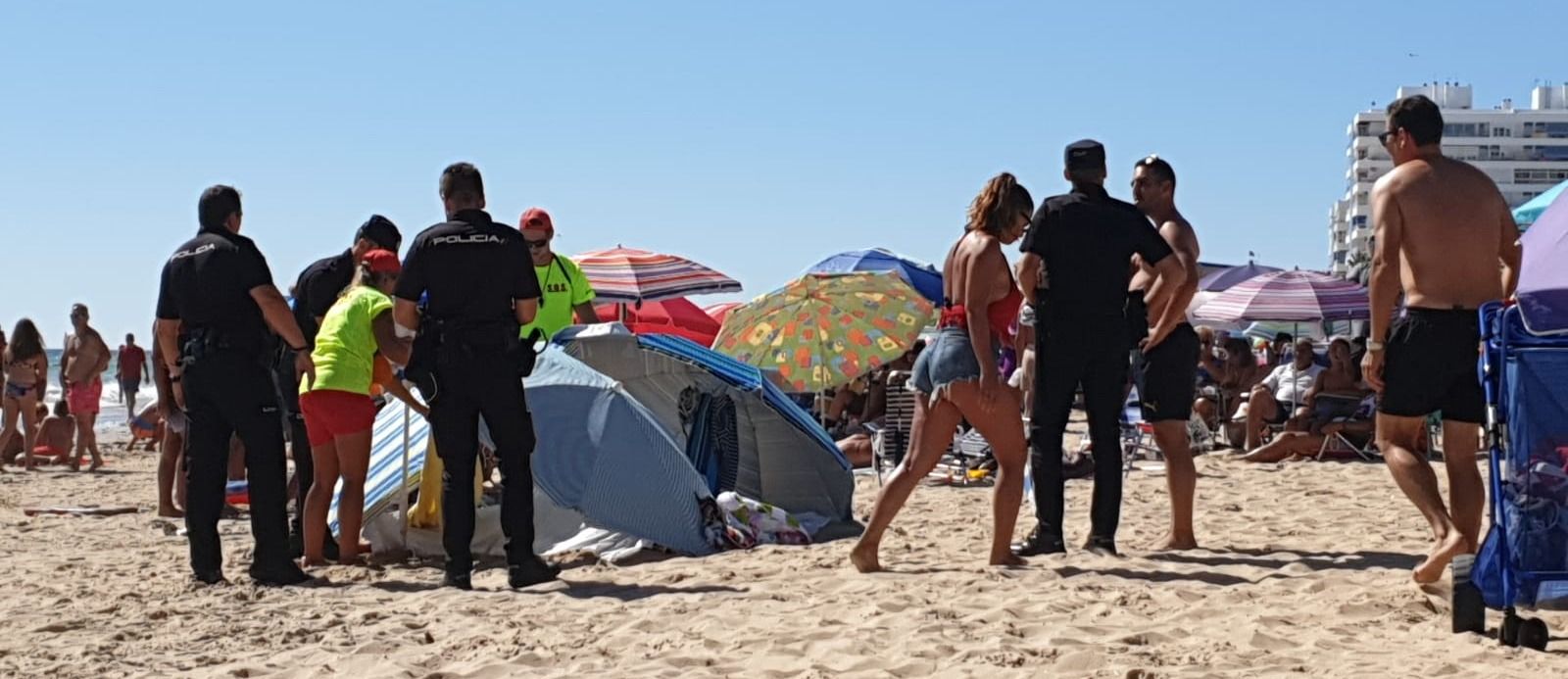 Imagen de la atención a la víctima en plena playa de La Costilla. FOTO: rotaaldia.com
