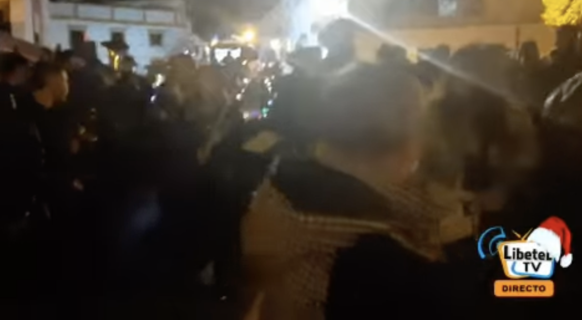 Momento en el que el conductor del tractor pierde el control en la cabalgata de Marchena.