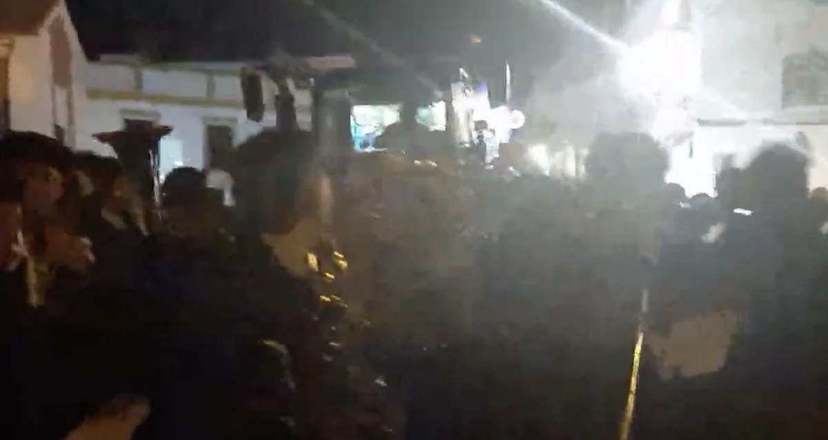 Momento en el que el tractor se descontrola en la cabalgata de Marchena.