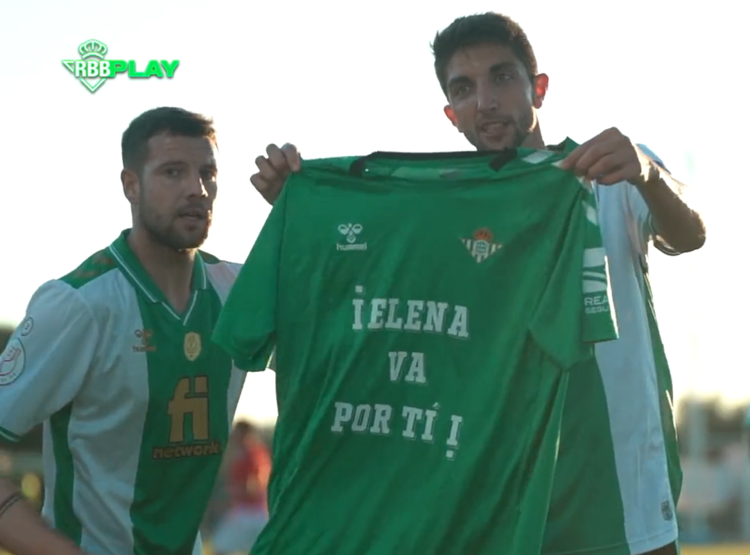 La camiseta con dedicatoria a Elena Huelva que mostraron los jugadores del Real Betis.
