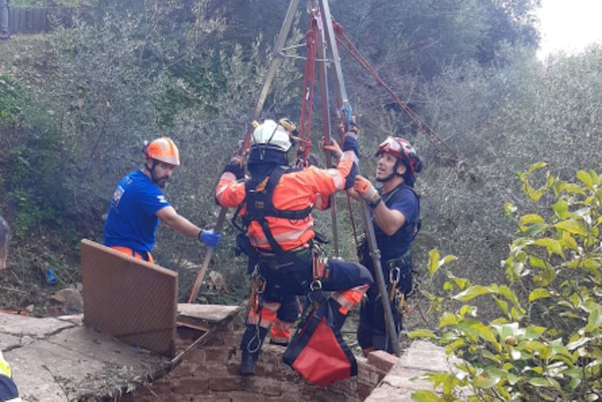 Efectivos de Bomberos rescatan a un hombre que se había caído a un pozo en Málaga.