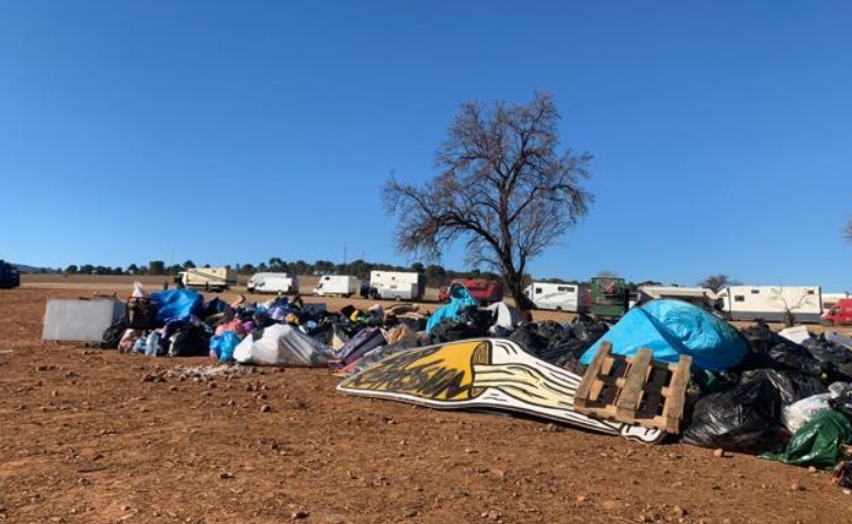 Vehículos en fila en la zona donde se ha celebrado durante días la rave ilegal.