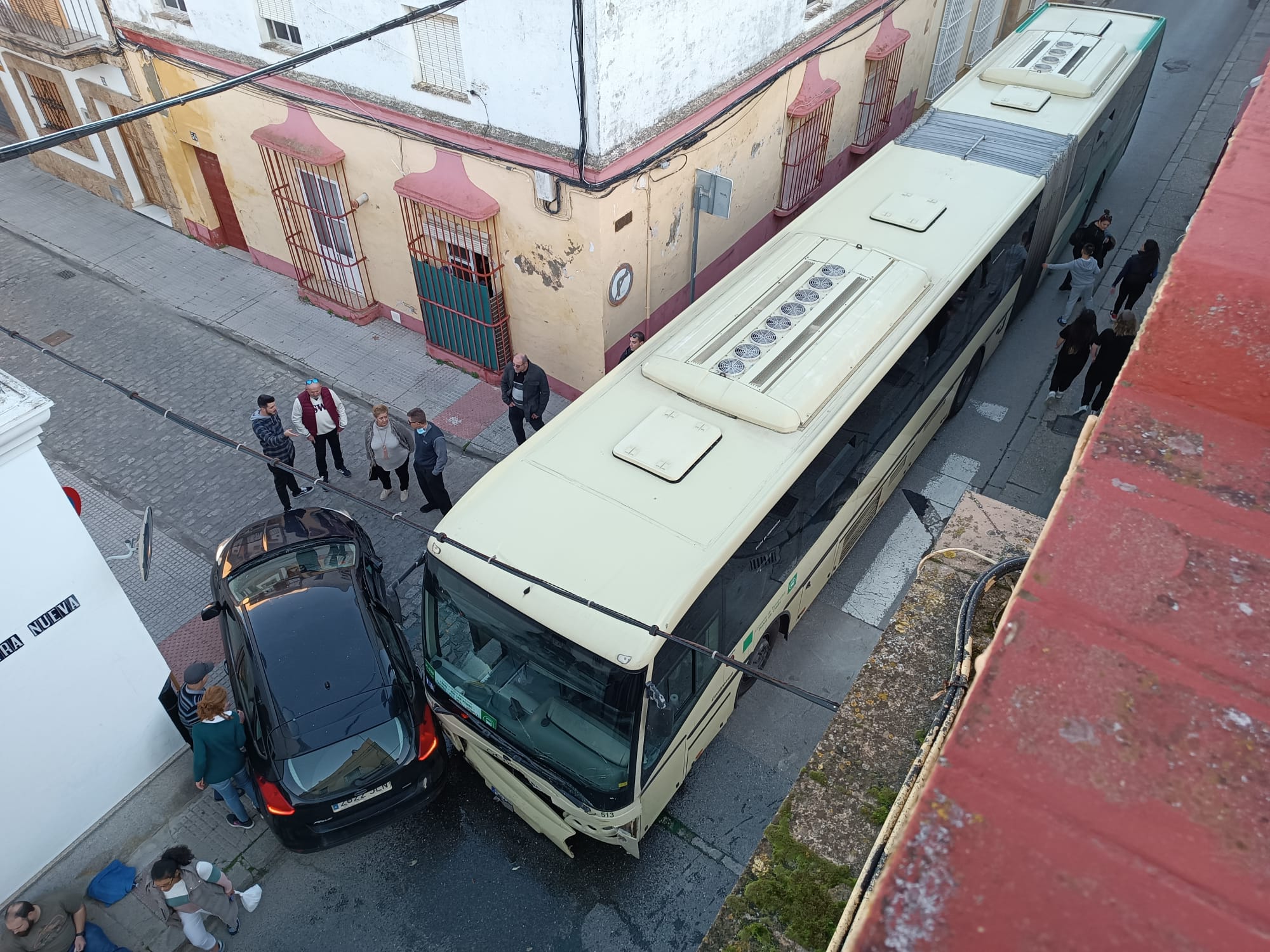 Imagen del autobús y el coche implicados en el accidente en Puerto Real.