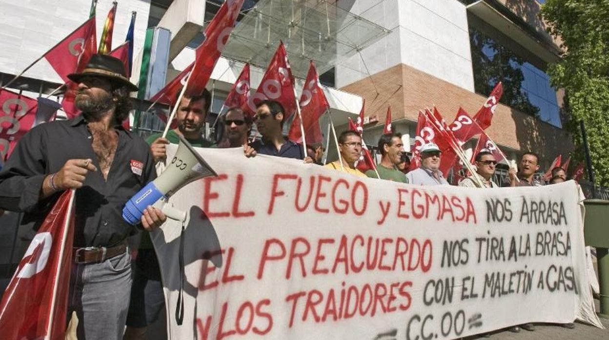 Trabajadores durante una protesta contra el ERE en Egmasa.