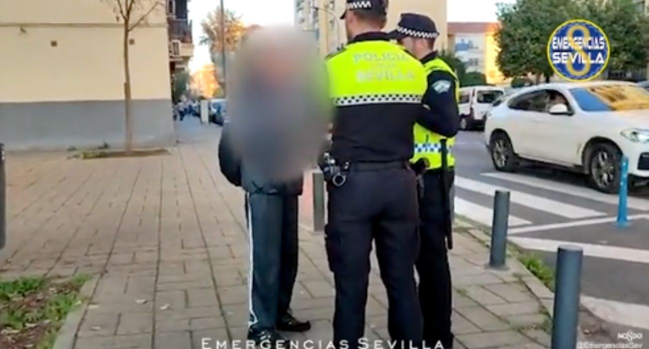 Agentes de la Policía Local de Sevilla, hablando con el hombre que se había perdido.