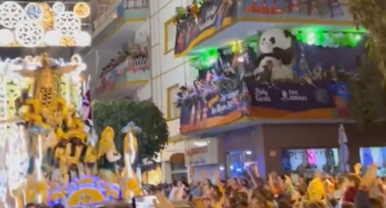 Un oso polar de grandes dimensiones, en un balón de la calle Asunción en Sevilla.