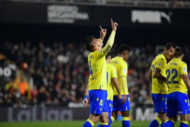 Celebración al cielo en el gol del conjunto amarillo.   CÁDIZCF