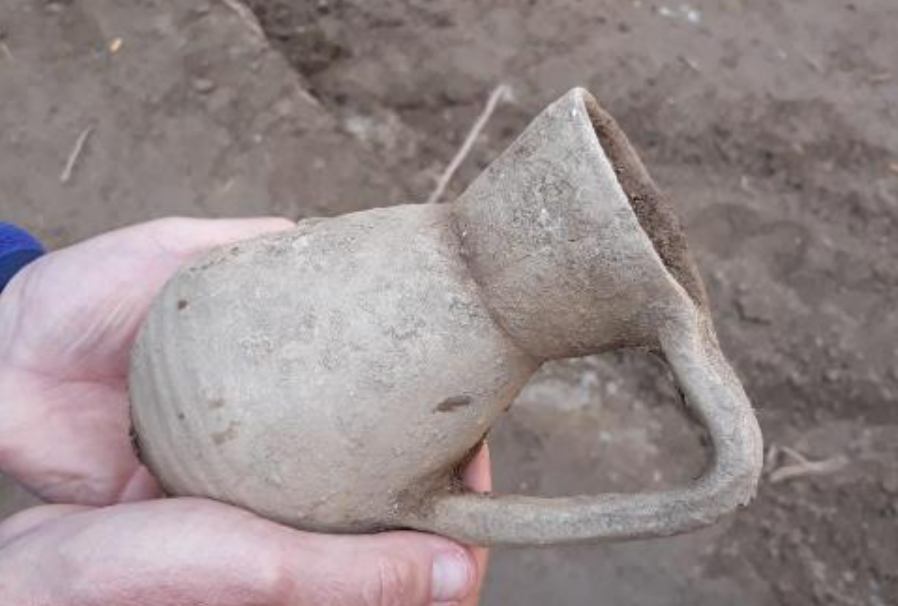 Hallan dos necrópolis con ajuares en un solar de Cádiz.