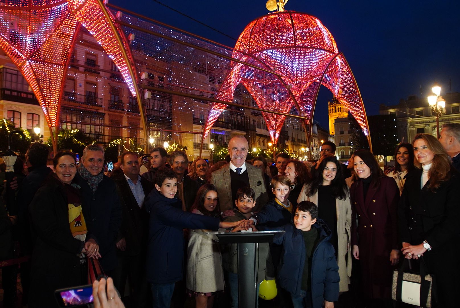 El alcalde de Sevilla, Antonio Muñoz, durante el encendido de la iluminación singular en la ciudad.