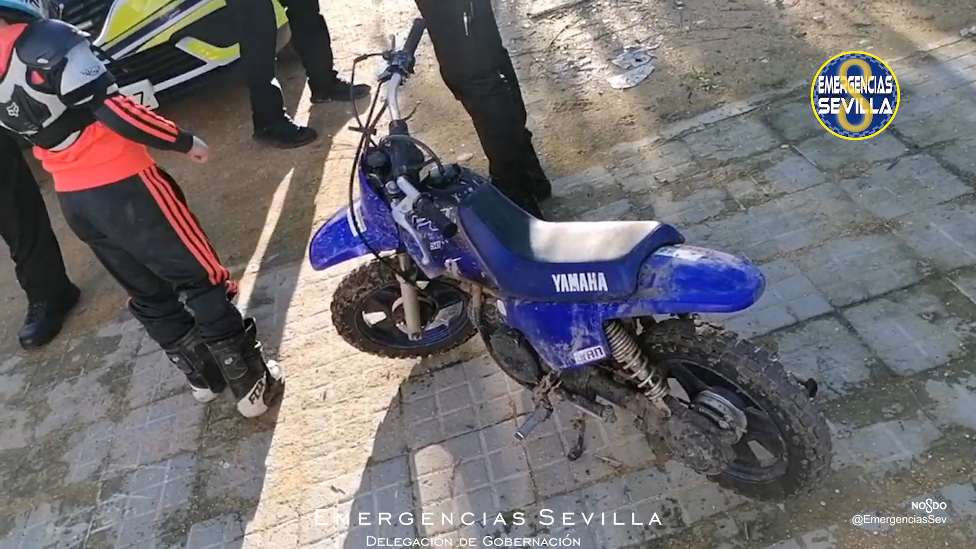 La motocicleta no homologada en la que viajaba un menor de 7 años en Sevilla.