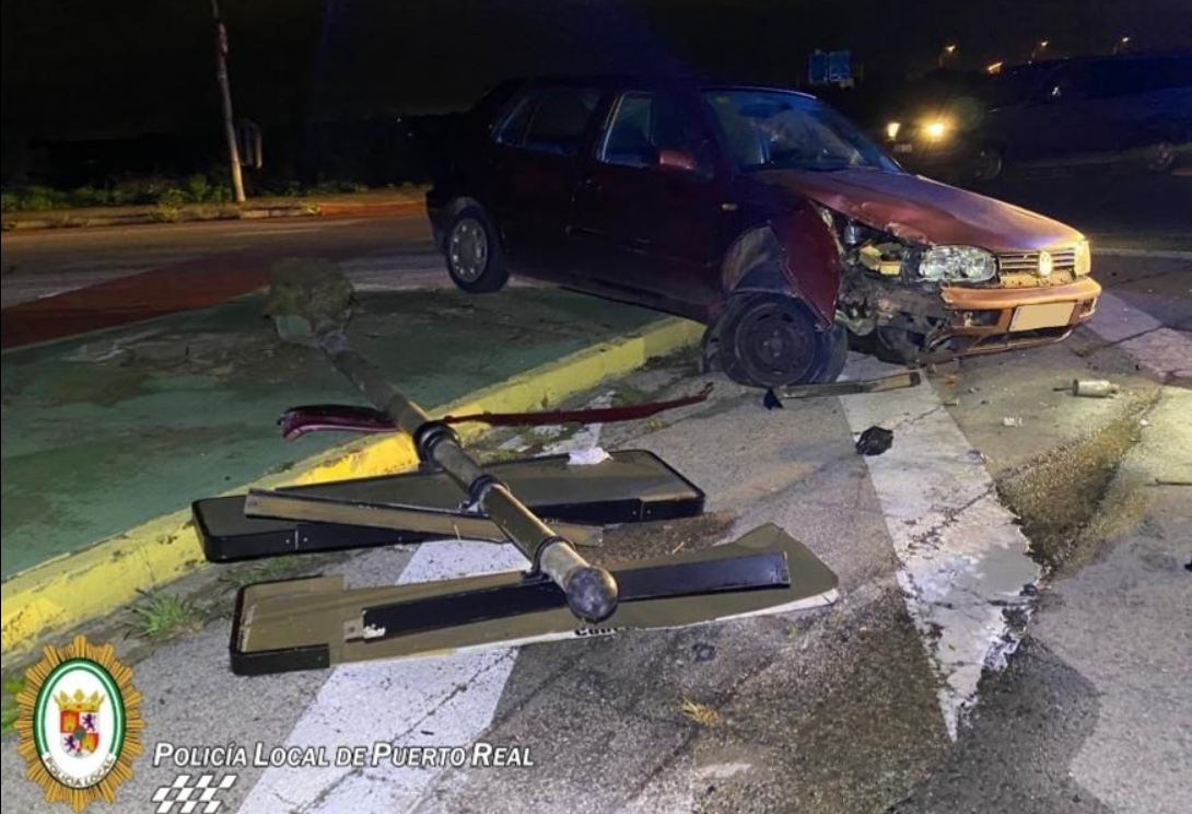 El vehículo quedó completamente destrozado tras producirse el accidente en Puerto Real.