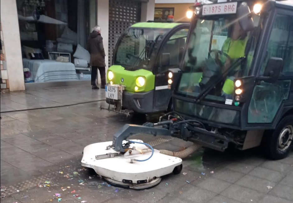 Efectivos de Lipasam retirando los restos de las cabalgatas celebradas en Sevilla.