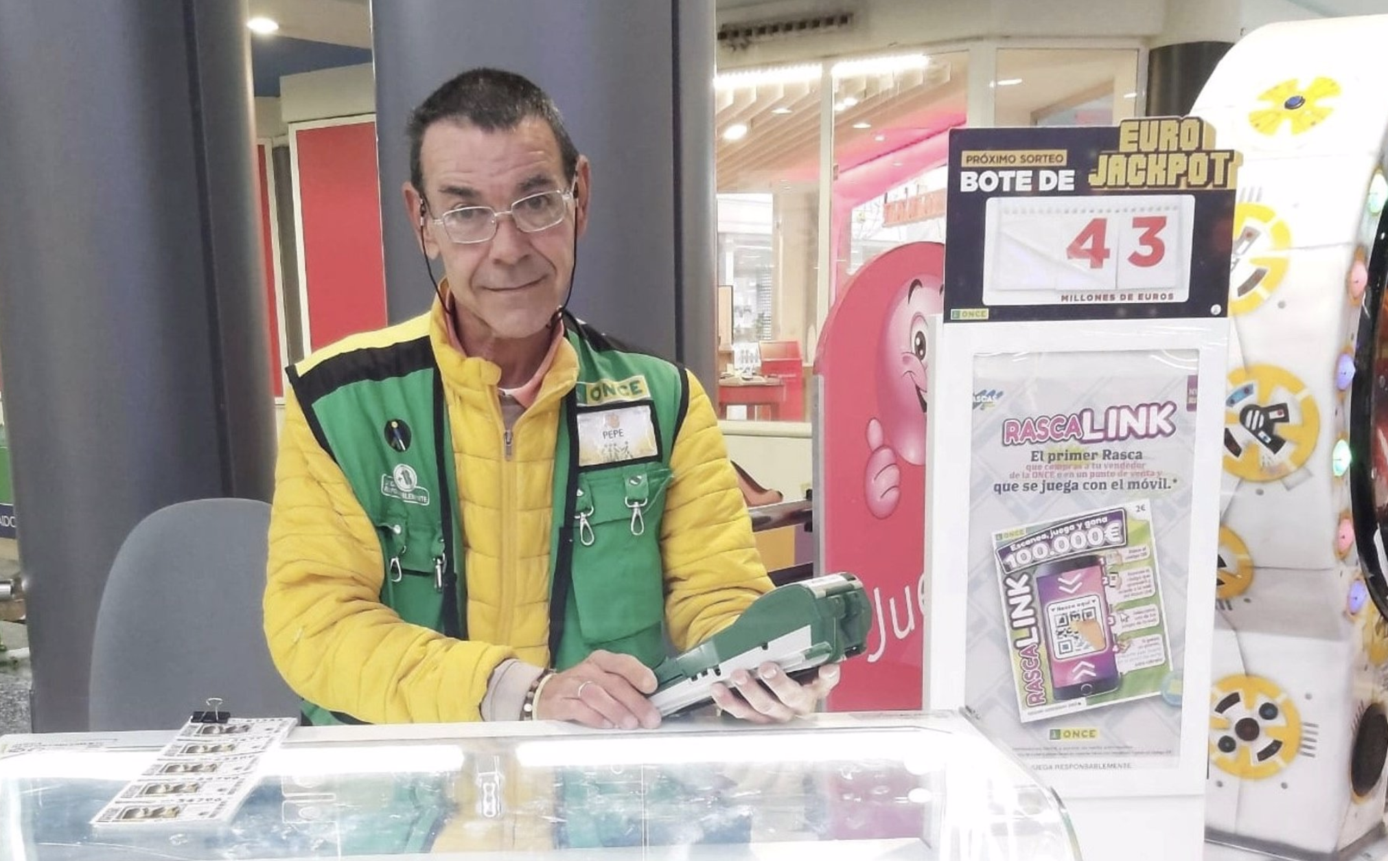 Primer 'Sueldazo' de 2023 en la provincia de Cádiz: 2.000 euros al mes durante una década. En la imagen, el vendedor José Luis Moresco.