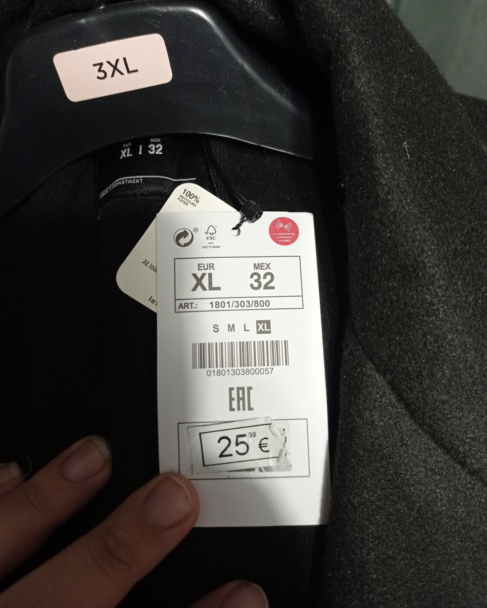 Etiqueta del abrigo con la supuesta rebaja.