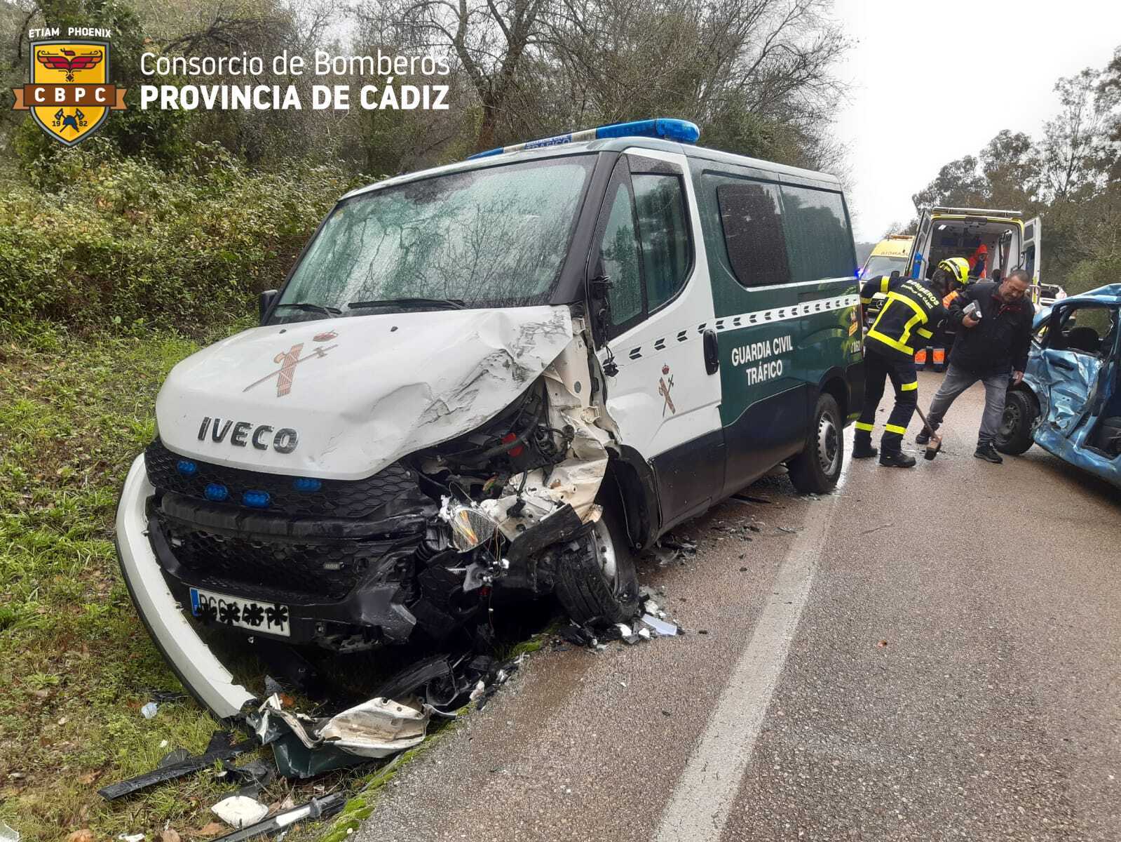 Así quedó la furgoneta de atestados de la Guardia Civil tras el accidente.
