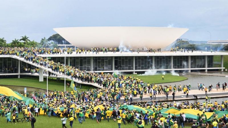 Seguidores de Bolsonaro, asaltando el Congreso de Brasil.
